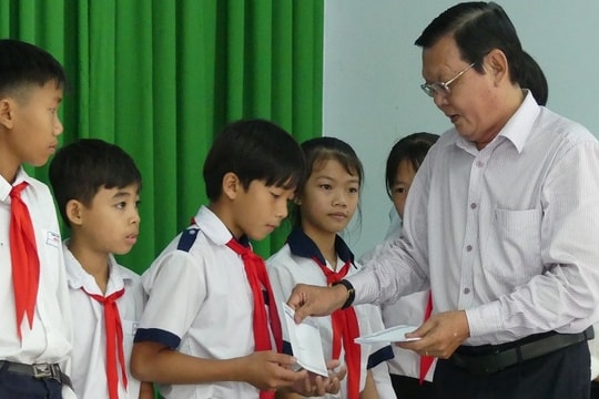 Tặng học bổng cho học sinh nghèo và hiếu học huyện Tân Biên, tỉnh Tây Ninh