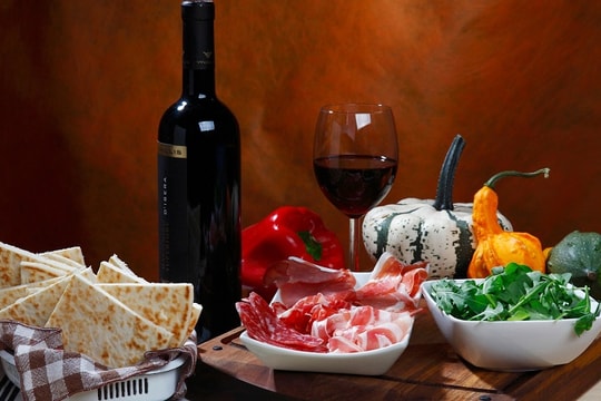 Ngày xuân nói chuyện rượu, tim mạch và thú vui trần thế