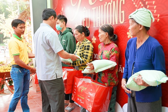 Trao tặng 300 phần quà nhân dịp Tết Nguyên đán Tân Sửu Trao tặng 300 phần quà nhân dịp Tết Nguyên đán Tân Sửu