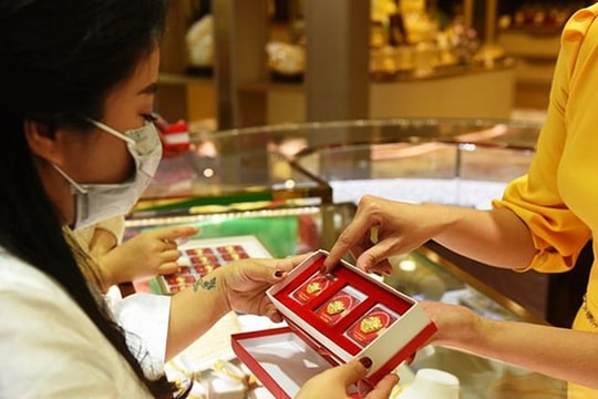 Sát ngày vía Thần Tài, giá vàng trong nước cao hơn thế giới 7 triệu đồng/lượng