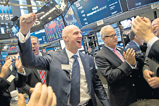 FED lần thứ 8 giữ nguyên lãi suất, chứng khoán Mỹ khởi sắc