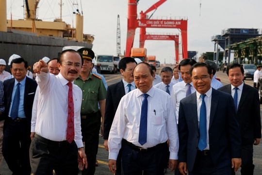 Thủ tướng Nguyễn Xuân Phúc thăm Cảng Quốc tế Long An