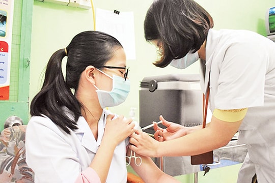 Visa vaccine: Giá phải trả cho lợi ích lâu dài Visa vaccine: Giá phải trả cho lợi ích lâu dài