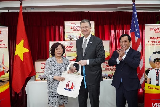 Hành trình 1 triệu chiếc khẩu trang y tế mà Vietjet gửi tặng người dân Mỹ và châu Âu