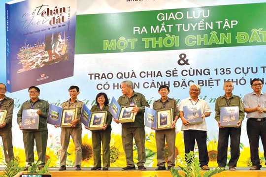 “Một thời chân đất”: Quyển sách của tình người