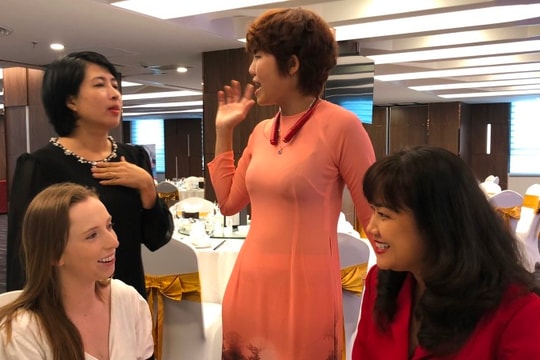 Nữ doanh nhân và buổi trưa thứ năm hằng tuần