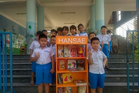 Quỹ HansaeYes24 trao tặng sách cho 96 trường tiểu học tại Đà Nẵng