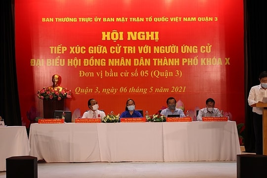 Phó Chủ tịch UBND TP Dương Anh Đức và các ứng viên tiếp xúc cử tri