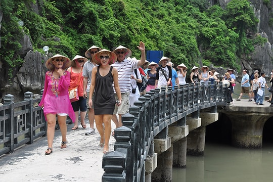 Áp lực mở cửa cho du khách nước ngoài