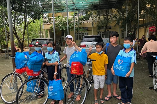 HUBA trao tặng 40 xe đạp và nhiều phần quà cho học sinh tỉnh Trà Vinh