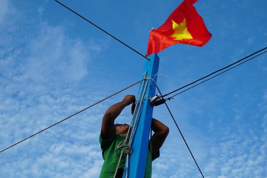 Một triệu lá cờ Tổ quốc tiếp tục cùng ngư dân bám biển