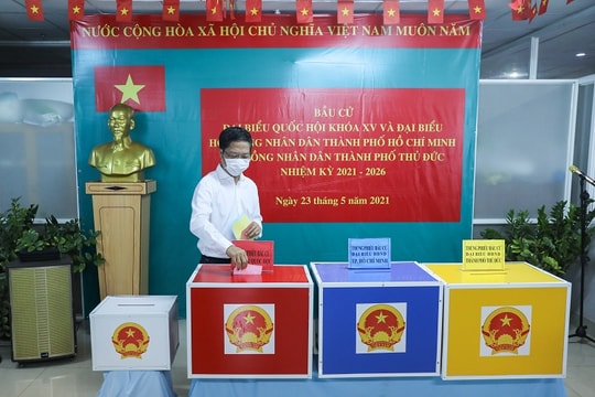 Cử tri Trần Tuấn Anh bỏ phiếu đầu tiên tại đơn vị bầu cử số 29