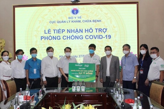 Nhiều sản phẩm dinh dưỡng được trao đến y bác sĩ, chiến sĩ tuyến đầu chống dịch