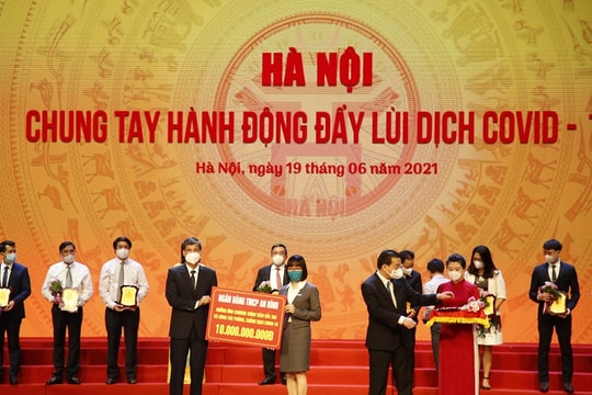 Nối dài cánh tay đóng góp cho Quỹ vaccine Covid-19