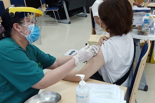 Công nhân tiêm vaccine Covid-19, doanh nghiệp yên tâm