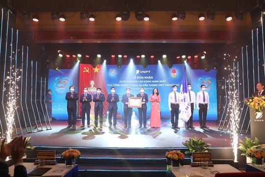 VNPT VinaPhone nhận huân chương Lao động hạng Nhất