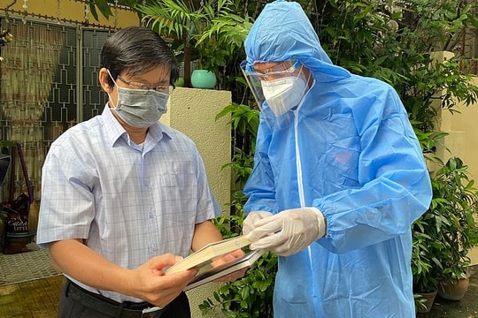 Trao sách tận tay người dân trong mùa giãn cách