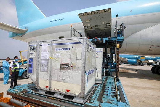 Gần 600.000 liều vaccine AstraZeneca vừa về Việt Nam