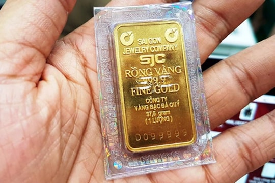 Đầu tuần, giá vàng thế giới tiếp tục lao dốc, giá vàng trong nước giảm nhẹ