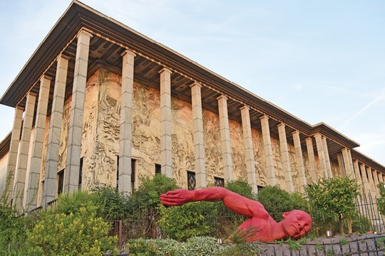 Sau giãn cách, thăm cung điện Cổng Vàng ở Paris