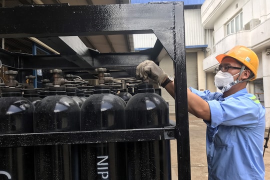 Tin kinh tế ngày 26/8: Đề nghị doanh nghiệp tăng cường sản xuất oxy y tế