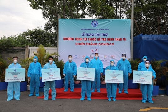 Lễ trao tài trợ chương trình túi thuốc hỗ trợ F0 chiến thắng Covid-19
