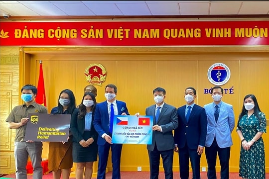 Cộng hòa Séc trao tặng hơn 250.000 liều vaccine Covid-19 AstraZeneca và Moderna cho Việt Nam