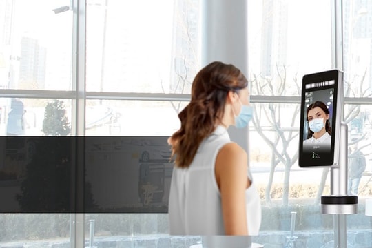 Thiết bị quét dò thân nhiệt tự động từ xa Safe Pass