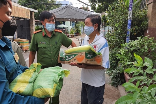 Chủ tịch UBND TP.HCM: Còn giãn cách, còn mất việc đến đâu thì TP sẽ hỗ trợ người dân đến đấy