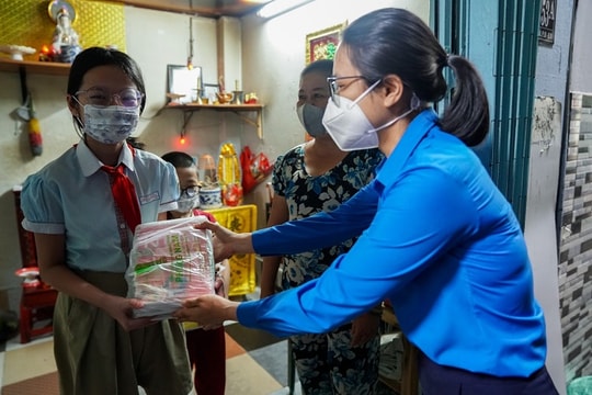 Hơn 200 triệu đồng ủng hộ mua sách giáo khoa cho học sinh nghèo TP.HCM