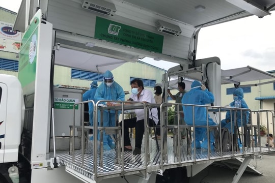 Gỗ Đức Thành trao tặng xe test Covid và chích ngừa lưu động thứ hai