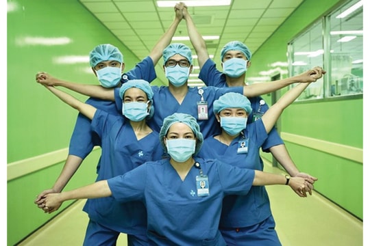 “Bàn tay ta nắm nối tròn một vòng Việt Nam”