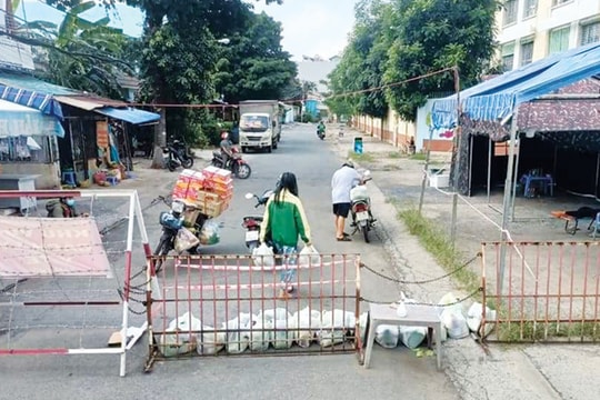 Đem hoa đi tặng, tay vương mùi thơm