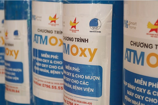 Trẻ mồ côi trong vòng tay doanh nhân