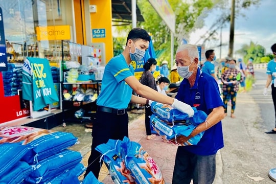 Thế giới di động & Điện máy xanh trao tặng 2.000 tấn gạo, triệu bữa ăn no cho bà con giữa mùa dịch khó khăn