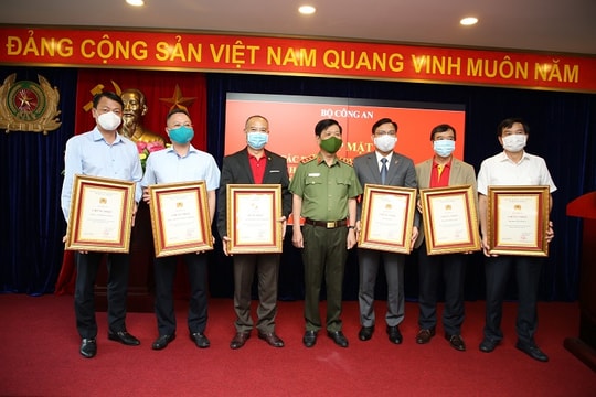 Geleximco và ABBANK tặng tuyến đầu 4 xe cứu thương chuyên chở bệnh nhân Covid-19