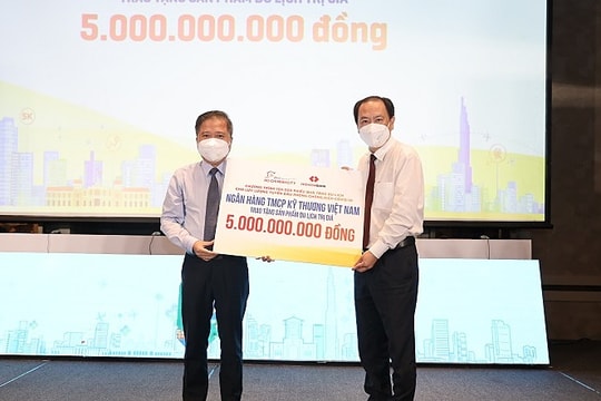 Techcombank trao tặng 5 tỷ đồng tri ân lực lượng tuyến đầu chống dịch tại TP.HCM