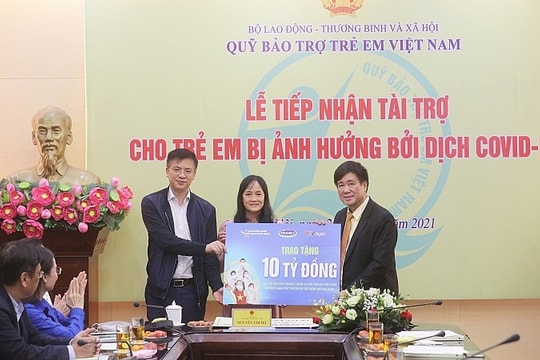 Vinamilk trao 10 tỷ đồng và 1 triệu ly sữa hỗ trợ trẻ em