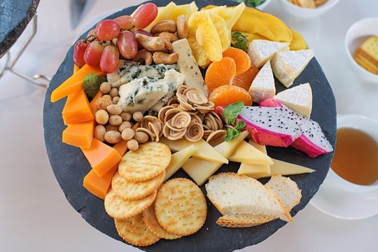 Món ăn mới chế biến từ phô mai Pháp với rau, hạt, quả Việt Nam