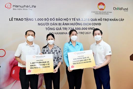 Hanwha Life Việt Nam trao quà tặng đến những người dân chịu ảnh hưởng nặng bởi đại dịch