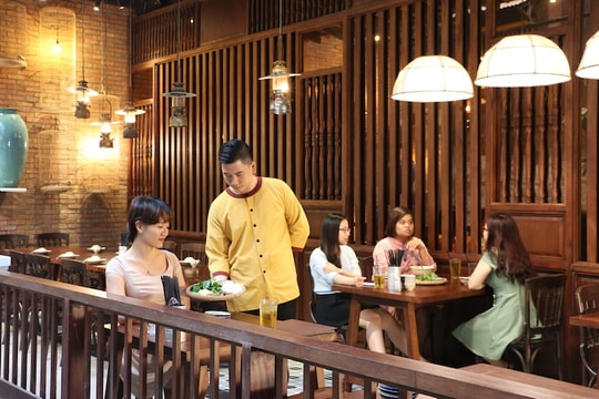 TP.HCM thí điểm mở lại dịch vụ ăn uống đến 22 giờ và được bán rượu bia