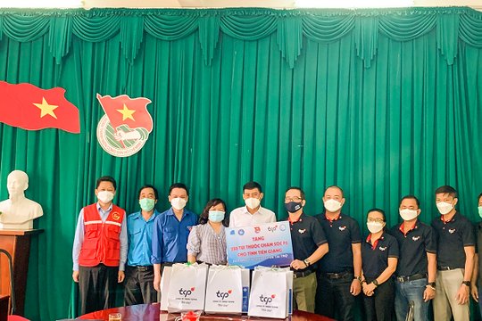 TCPVN trao tặng túi thuốc cho bệnh nhân Covid-19, tiếp sức tuyến đầu chống dịch tại các tỉnh miền Tây Nam Bộ