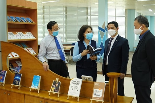 Tủ sách doanh nhân Việt Nam đến với 2 trường đại học