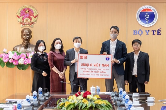 UNIQLO Việt Nam trao tặng 10.500 sản phẩm AIRism, hỗ trợ Bộ Y tế phòng, chống dịch Covid 19