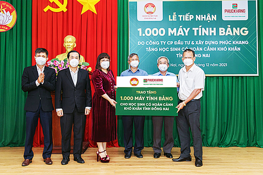 Phúc Khang trao 1.000 máy tính bảng cho học sinh khó khăn ở Đồng Nai