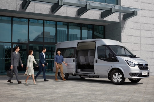 Ford Transit 2022 có giá 845 triệu đồng