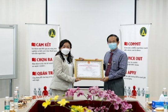 Trao bằng khen "Đã tích cực hưởng ứng cuộc vận động xây dựng văn hoá doanh nghiệp Việt Nam" cho New Toyo Việt Nam