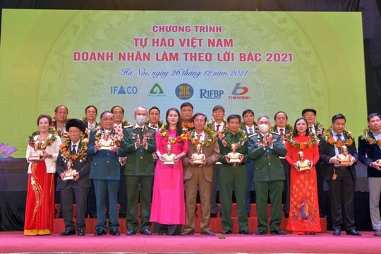 Á hậu doanh nhân Hồng Nhung được vinh danh “Doanh nhân làm theo lời Bác”