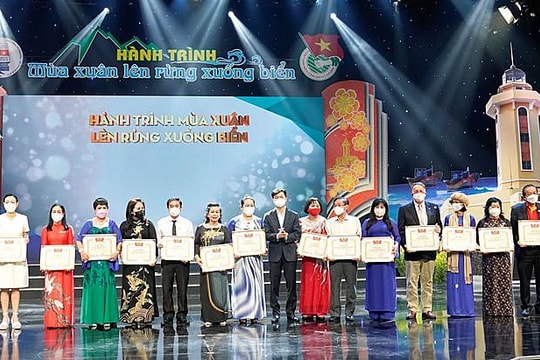 Vietjet đồng hành cùng Quỹ học bổng Vừ A Dính năm thứ 10 liên tiếp