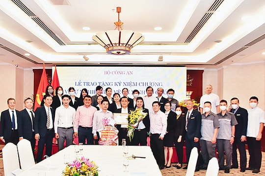 Khách sạn Rex Sài Gòn nhận kỷ niệm chương bảo vệ an ninh tổ quốc